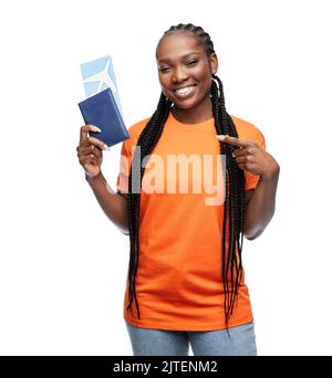Donna felice con il passaporto e il biglietto aereo Foto Stock