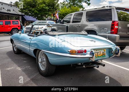 Highlands, NC - 11 giugno 2022: Vista dall'angolo posteriore in prospettiva bassa di una Jaguar e Type 1 4,2 Roadster 1965 in occasione di una fiera automobilistica locale. Foto Stock