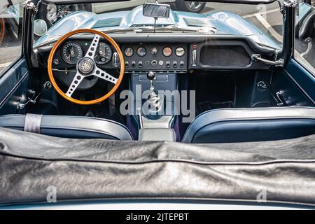 Highlands, NC - 11 giugno 2022: Vista prospettica dell'abitacolo anteriore di una Jaguar e Type 1 4,2 Roadster 1965 in occasione di una fiera automobilistica locale. Foto Stock