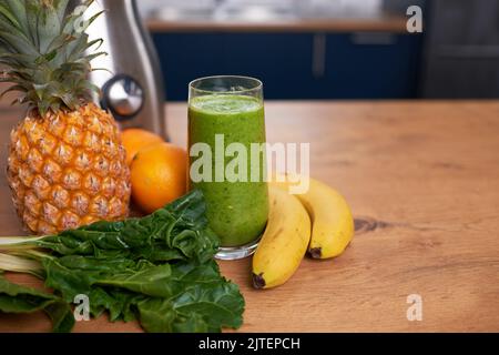 Primo piano di vita ferma di frutta intera e frullato verde appena fatto in cucina Foto Stock