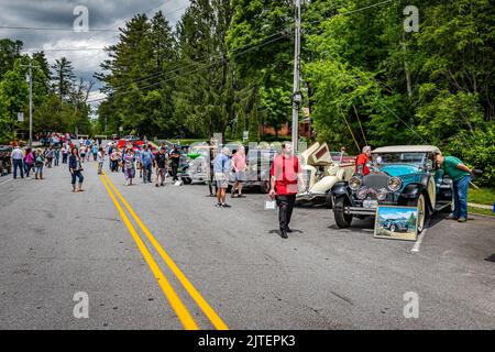 Highlands, NC - 11 giugno 2022: Vista grandangolare degli appassionati di auto che osservano le auto parcheggiate in una fiera locale. Foto Stock