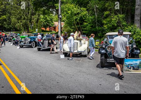Highlands, NC - 10 giugno 2022: Vista grandangolare degli appassionati di auto e delle auto parcheggiate in una fiera automobilistica locale. Foto Stock