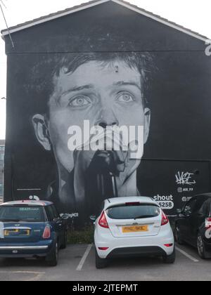 Manchester, Inghilterra, 19th luglio 2021 un'immagine di Ian Curtis, cantante con l'iconica band Manchester, Joy Division. L'immagine è stata dipinta nell'agosto del 2022 con un nuovo album di un artista rap chiamato "Aitch", noto anche come Harrison James Armstrong ©Ged Noonan/Alamy Foto Stock