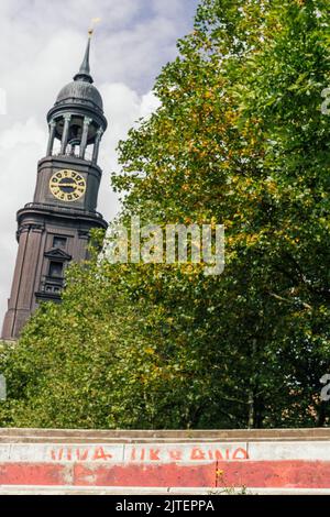 Scale con l'iscrizione 'Viva Ucraina, chiesa sullo sfondo Foto Stock