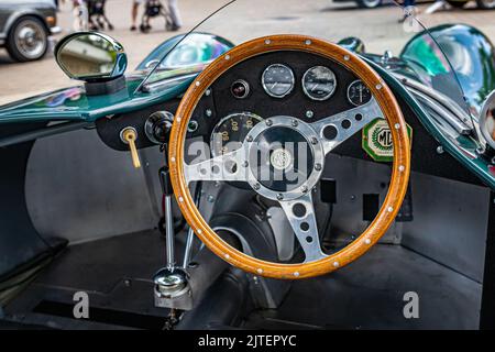 Highlands, NC - 11 giugno 2022: Primo piano dettaglio vista interna di un'auto sportiva Lester MG T51 1950 in una fiera automobilistica locale. Foto Stock