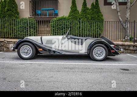 Highlands, NC - 11 giugno 2022: Vista laterale in prospettiva bassa di una Morgan Plus 8 Convertibile 1986 in occasione di una fiera automobilistica locale. Foto Stock