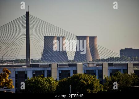 Il Mersey Gateway Bridge e la Fiddler's Ferry Power Station Foto Stock