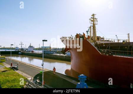 Portarinfuse Federale Shimanto entra nel sistema di chiusura del canale di Kiel Foto Stock