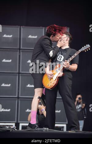 yungblud bacia il suo chitarrista al festival rock en seine di parigi 2022 Foto Stock