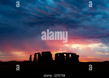 Il famoso monumento preistorico di Stonehenge con un cielo spettacolare al tramonto, Regno Unito Foto Stock
