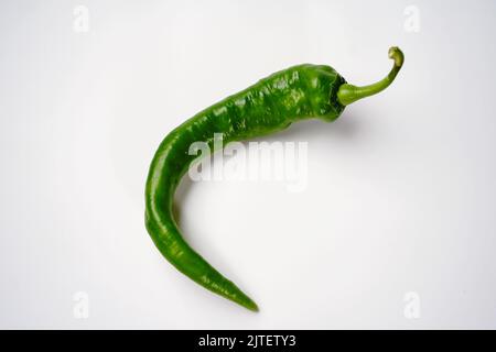 Peperoncino verde fresco di produzione propria isolato su bianco, fuoco selettivo Foto Stock