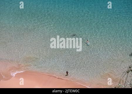 Spiaggia di Sancho, a Fernando de Noronhha, Brasile, con mare blu e cristaline e sabbia bianca, vista dalla collina Foto Stock