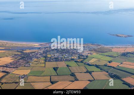 Fotografia aerea della città costiera di amble e dell'isola di Coquet, situata sulla costa di Northumberland, 25 miglia a nord di Newcastle upon Tyne. Foto Stock