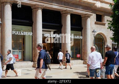 Palma di Maiorca, Spagna - 20 agosto 2022: Persone di fronte al negozio di abbigliamento Pull&Bear nella città vecchia di Palma di Maiorca. Foto Stock