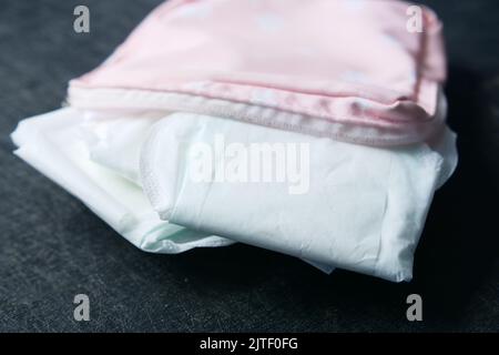 primo piano del cuscinetto sanitario su un tavolo Foto Stock