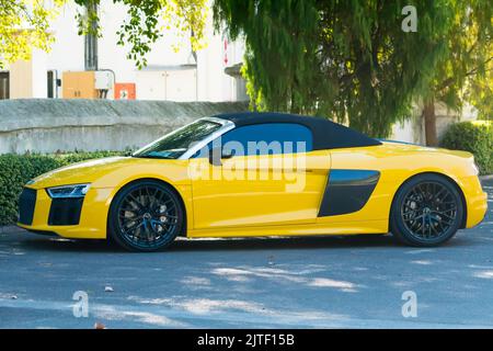 Audi R8 auto a motore di lusso e prestazioni, fianco a fianco e giallo, parcheggiata su strada Foto Stock