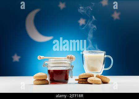 tazza di latte caldo, miele e biscotti di notte Foto Stock