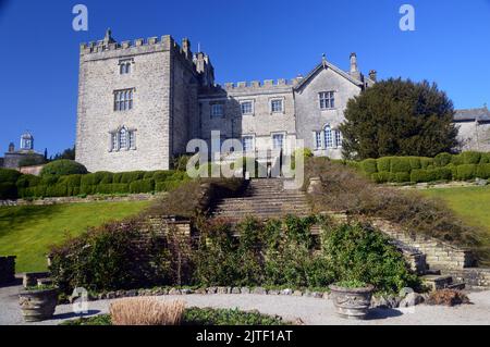 Castello di Sizergh e giardino vicino a Kendal, Lake District National Park, Cumbria, Inghilterra, Regno Unito. Foto Stock