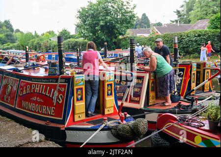 Barche che prendono parte alle celebrazioni del 250th° anniversario dell'apertura dello Staffordshire e del canale Worcestershire a Bratch Locks Foto Stock