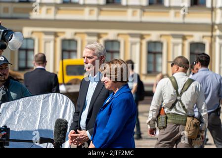 30 agosto 2022, Kiev/Kiiv City, Kiev/Kiiv City, Ucraina: Senatore Amy Klobuchar (D. Minnesota) e il senatore Rob Portman (R. Ohio), visita la spianata della cattedrale di San Michele a Kiev, dove i veicoli russi distrutti dall'esercito ucraino si trovano sul fronte della guerra. I senatori hanno espresso il loro sostegno all'Ucraina e alla sua popolazione e hanno apprezzato gli aiuti militari ricevuti dagli Stati Uniti (Credit Image: © Eric Renom/ZUMA Press Wire) Foto Stock