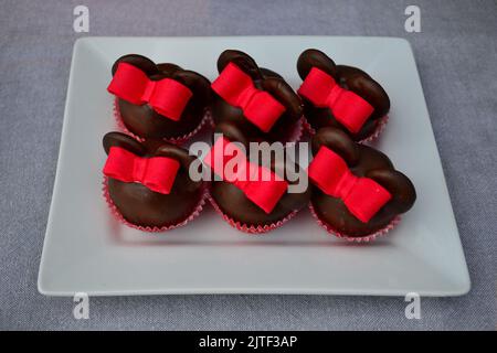Assortimento di tortine ricoperte di cioccolato sul piatto Foto Stock