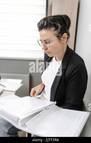 Contabile Clerk Clerk Donna. Consulente bancario e revisore. Donna in possesso di un raccoglitore di documenti Foto Stock