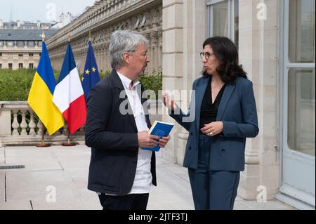 Parigi, Francia, 30 agosto 2022. Il ministro francese della cultura Rima Abdul Malak e il ministro ucraino della cultura e della politica dell'informazione Oleksandr Tkachenko durante la sua visita a Parigi, in Francia, il 30 agosto 2022. Foto di Quentin Veuillet/ABACAPRESS.COM Foto Stock