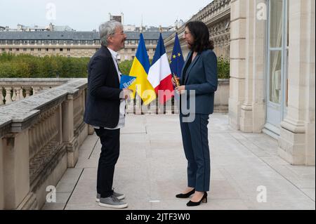 Parigi, Francia, 30 agosto 2022. Il ministro francese della cultura Rima Abdul Malak e il ministro ucraino della cultura e della politica dell'informazione Oleksandr Tkachenko durante la sua visita a Parigi, in Francia, il 30 agosto 2022. Foto di Quentin Veuillet/ABACAPRESS.COM Foto Stock