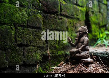 Modello in argilla non finito di Lord Ganesha preparato da artigiani locali in India Foto Stock