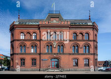 Ystad, Svezia - 24, ago 2022: Vecchio edificio a pedaggio (personalizzato) in mattoni rossi. Foto Stock