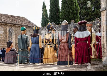 Gigantes e cabezudos alla Fiesta del Curpillos a Burgos, Castiglia e Leon, Spagna. La parata dei giganti e delle teste grandi è tipica nei giorni festivi in Spagna Foto Stock