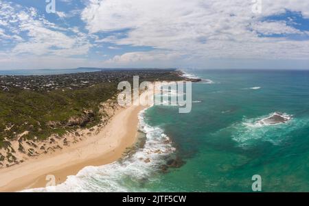 Una ripresa aerea della Penisola di Mornington verso Point Nepean e Port Phillip Bay a Victoria, Australia Foto Stock