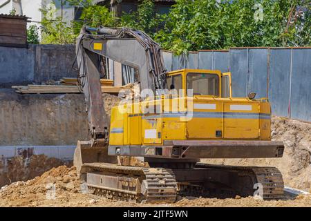 Escavatore cingolato scavatore nel nuovo cantiere edile Foto Stock