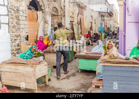 GIBUTI, GIBUTI - 17 APRILE 2019: Khat lascia venditori a Gibuti, capitale del Gibuti. Foto Stock