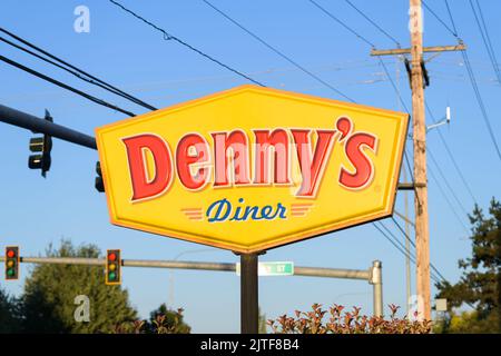 Monroe, WA, USA - 22 agosto 2022; messaggio per Denny's Diner nel bagliore del sole Foto Stock