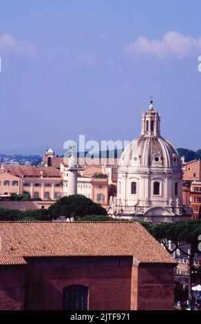 La colonna di Traiano e la Chiesa del Santo Nome di Maria Roma Italia Foto Stock