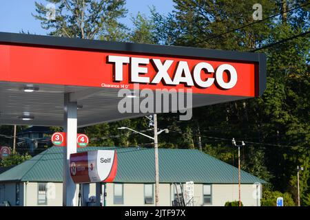 Snohomish, WA, USA - 29 agosto 2022; tenda per stazione di servizio Texaco con nome e pompa self-service Foto Stock