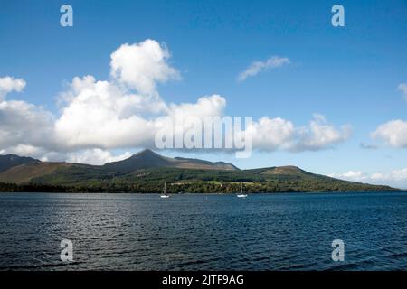 La capra è caduta vista attraverso Brodick Bay Brodick Castle Country Park dal lungomare di Brodick Brodick l'isola di Arran North Ayrshire Scozia Foto Stock