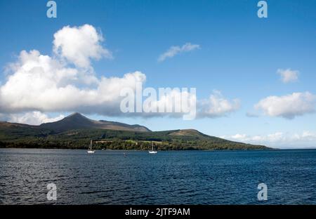 La capra è caduta vista attraverso Brodick Bay Brodick Castle Country Park dal lungomare di Brodick Brodick l'isola di Arran North Ayrshire Scozia Foto Stock