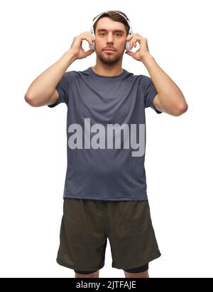 uomo in abbigliamento sportivo con cuffie Foto Stock