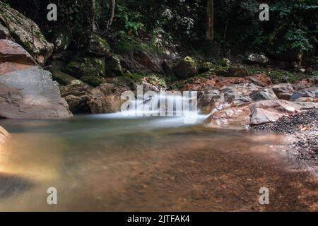 L'acqua scorre in un fiume di montagna Foto Stock
