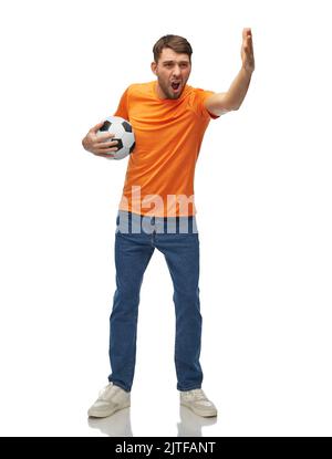 felice uomo sorridente o tifoso di calcio con palla di calcio Foto Stock