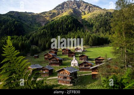 Bella vista di un villaggio alpino protetto dalla conservazione Oberstalleralm sotto le montagne in Innervillgraten, Villgratental, Tirolo orientale, Austria Foto Stock
