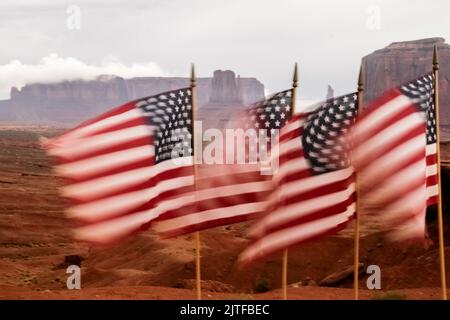 Stati Uniti, Utah, Monument Valley, bandiere americane che soffiano nel vento Foto Stock