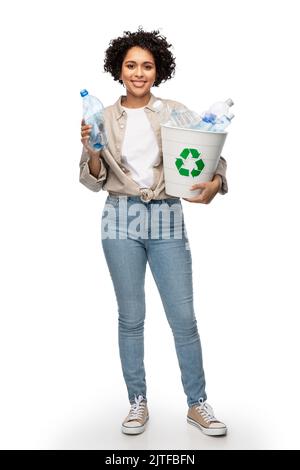 sorridente giovane donna cernita rifiuti di plastica Foto Stock