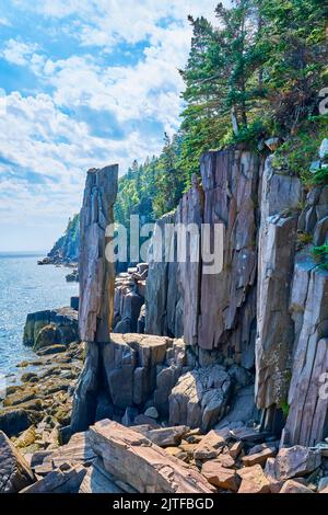 Situato vicino Tiverton Nova Scotia roccia di bilanciamento è una lastra di 20 tonnellate di basalto vulcanico che sembra essere il bilanciamento precario su una sporgenza. Foto Stock