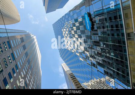 Guarda il cielo tra gli edifici Salesforce West e Salesforce East al 50 di Fremont Street a San Francisco, California, USA Foto Stock