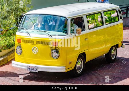 Un pulmino VW Camper giallo con tetto bianco in condizioni immacolate su Lombard Street a San Francisco, California, USA Foto Stock