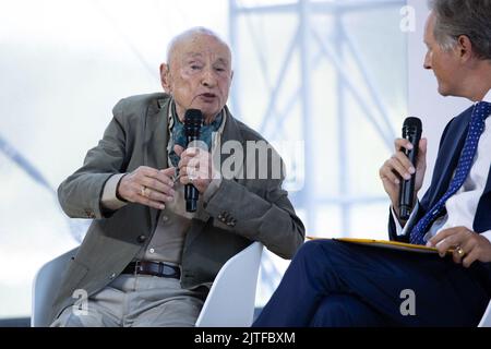 Il sociologo e filosofo francese Edgar Morin partecipa alla conferenza estiva dell'associazione dei datori di lavoro francese Medef la REF 2022 all'ippodromo di Longchamp a Parigi il 30 agosto 2022. Foto di Raphael Lafargue/ABACAPRESS.COM Foto Stock