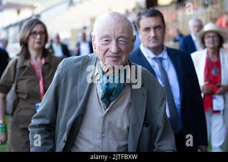 Il sociologo e filosofo francese Edgar Morin arriva per partecipare alla conferenza estiva dell'associazione dei datori di lavoro francese Medef la REF 2022 all'ippodromo di Longchamp a Parigi il 30 agosto 2022. Foto di Raphael Lafargue/ABACAPRESS.COM Foto Stock